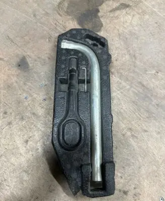 Volkswagen Touran II Towing hook eye 1T0805615A