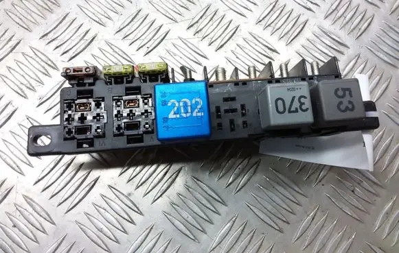 Volkswagen PASSAT B5 Relay mounting block 8L0941822A