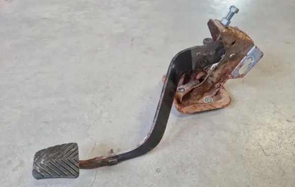 Mitsubishi L200 Clutch pedal 