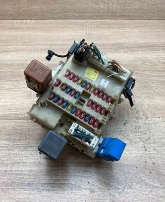 Nissan Primera Fuse module 24350AV700 0425021
