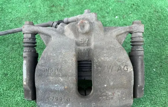 Volkswagen PASSAT B8 Front brake caliper 6798G 3Q6N