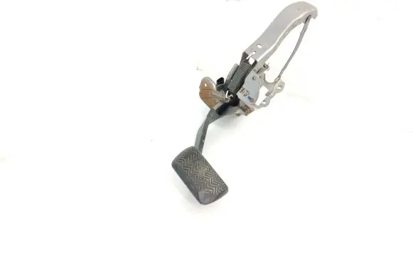 Toyota RAV 4 (XA40) Brake pedal