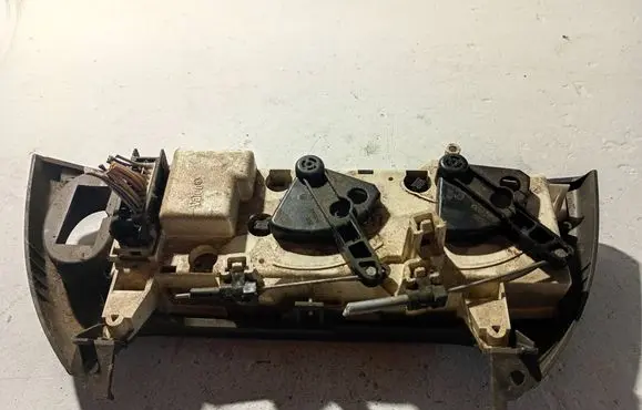 Renault Scenic I Central console control unit 885479