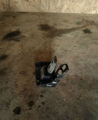 Peugeot 208 Engine mount bracket 9810216980