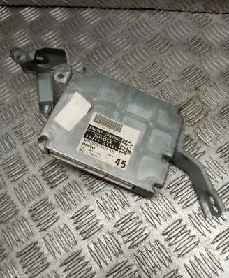Toyota Avensis T220 Engine control unit/module 8966105450 MB1752005521