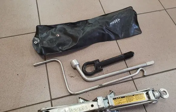 Toyota Urban Cruiser (XP110) Tool set 