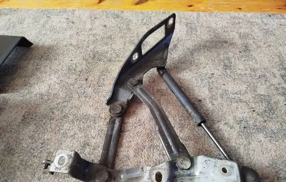 Engine bonnet/hood hinges