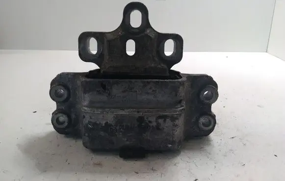 Volkswagen PASSAT B6 Engine mount bracket 3C0199555AA