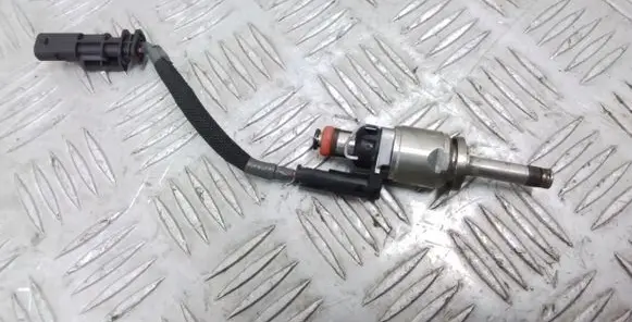 Volvo XC90 Fuel injector 31336653