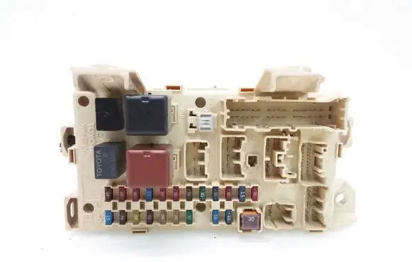 Toyota Avensis Verso Fuse module 8922144030