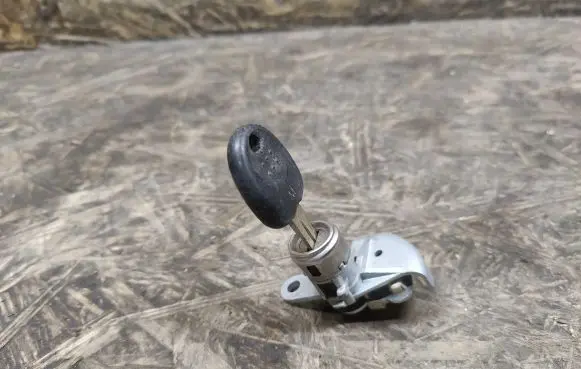 Hyundai Tucson LM Front door lock (next to the handle) 