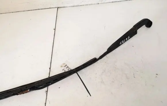 Volkswagen Golf IV Front wiper blade arm