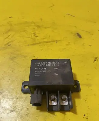 Mercedes-Benz E W211 Charging relay A0025423819 0025423819