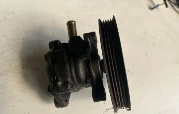 Mitsubishi Space Star Power steering pump