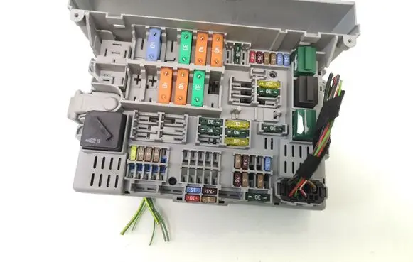 BMW 1 E81 E87 Fuse module 6906621 690662102 690662101