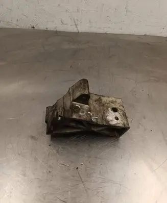 Volvo XC90 Engine mounting bracket
