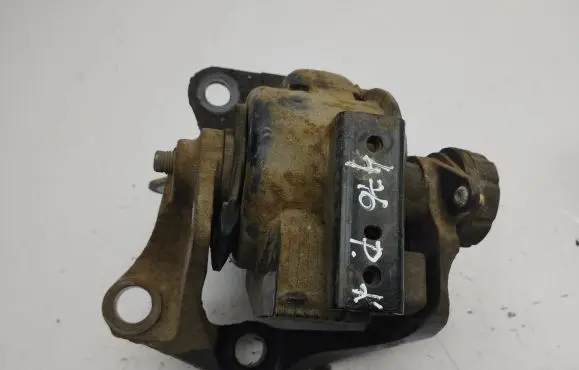 Mazda CX-7 Engine mount bracket