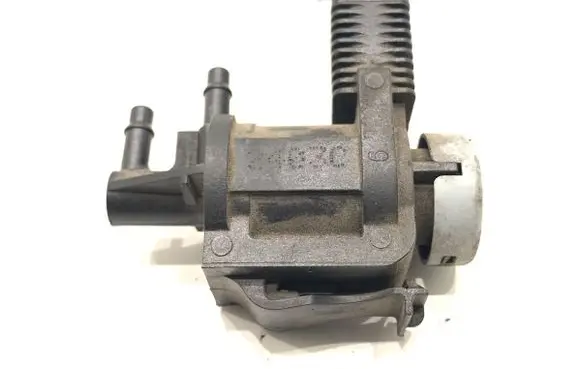 Volkswagen Tiguan Fuel pressure regulator 1K0906283A