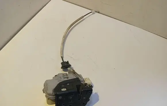 Audi A6 S6 C6 4F Front door lock 4F1837015