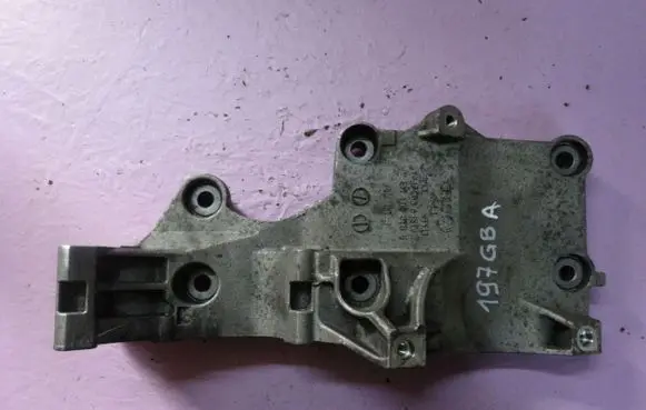 Volkswagen PASSAT B6 Generator/alternator bracket 03G903143