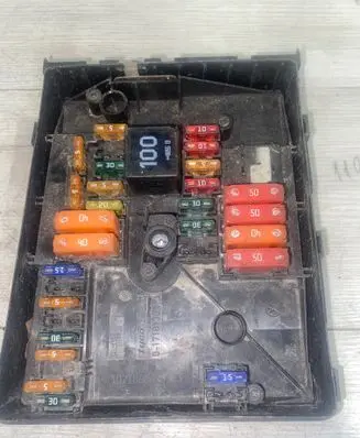 Volkswagen Touran I Fuse module 017181301