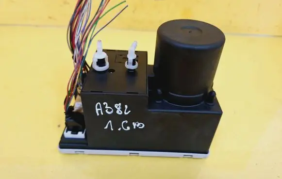 Audi A3 S3 8L Central locking vacuum pump 8L0862257L