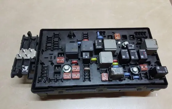 Opel Insignia A Fuse module GM13255300