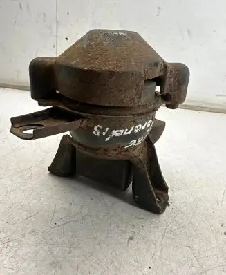 Mitsubishi Grandis Engine mount bracket