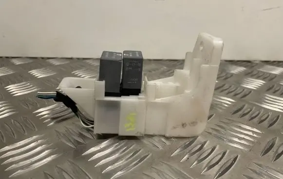 Toyota Avensis T270 Relay mounting block 9008087021
