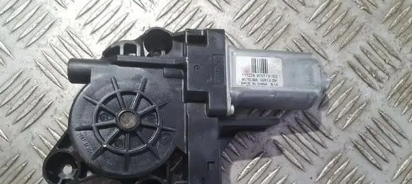 Volvo XC70 Front door window regulator motor 970713102 111224