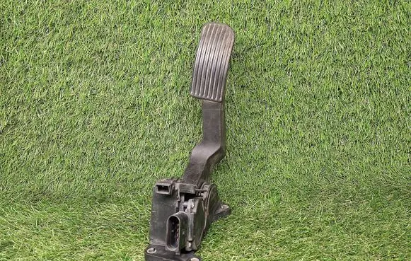 Mercedes-Benz Sprinter W901 W902 W903 W904 Accelerator throttle pedal A9013000404 0281002335