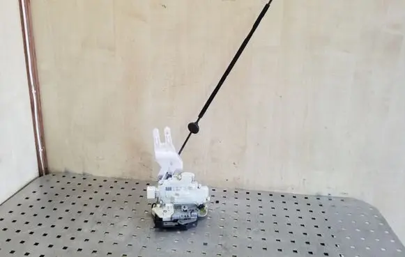 Volkswagen Eos Front door lock CZ1P1837015