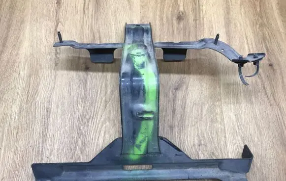 Battery bracket