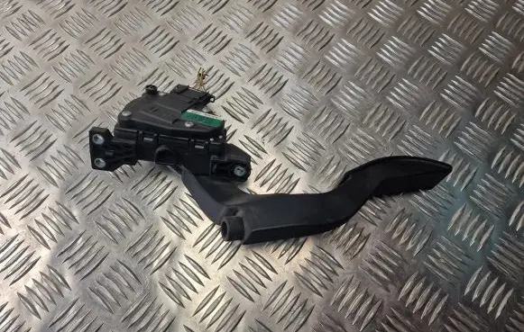 Accelerator throttle pedal