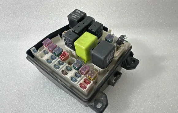 Mazda 323 F Fuse module 842G10 0239