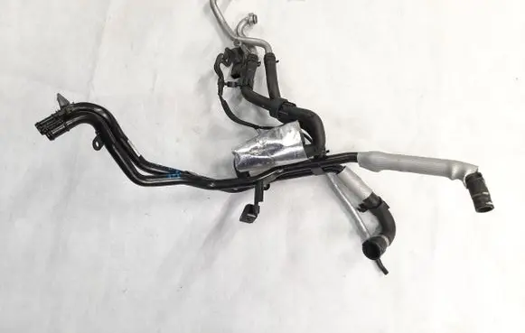 Volkswagen Touareg II Engine coolant pipe/hose 7P6121070BM