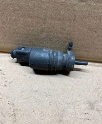 Volkswagen PASSAT B5 Windscreen/windshield washer pump 1J0973722