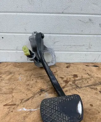 Mercedes-Benz E W211 Brake pedal A2112901519