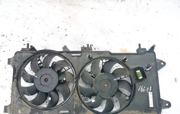 Radiator cooling fan shroud