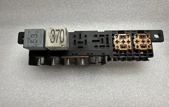 Volkswagen PASSAT B5.5 Relay mounting block 8L0941822A 8d0951253