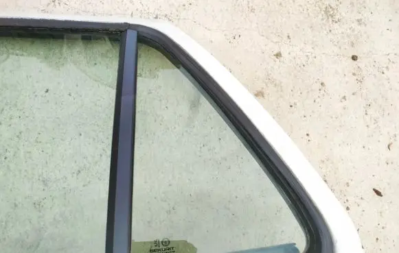 Peugeot 405 Rear vent window glass 