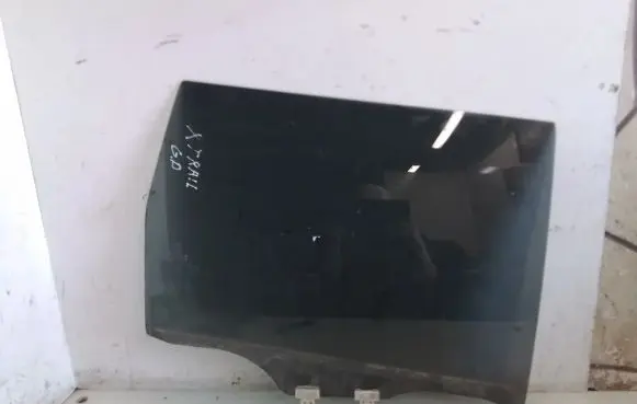 Nissan X-Trail T30 Rear door window glass 43R007953