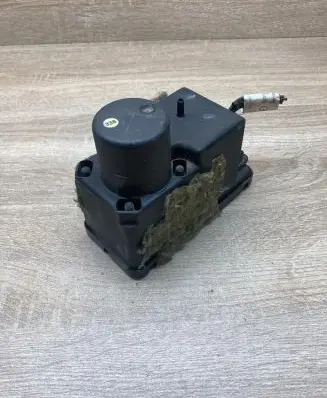 Audi 80 90 S2 B4 Central locking vacuum pump 443862257D