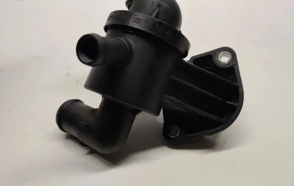 Volkswagen PASSAT B7 Thermostat 03L121111
