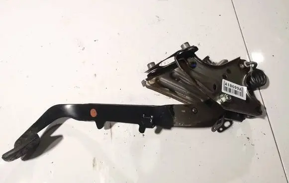 Toyota Avensis T250 Clutch pedal 