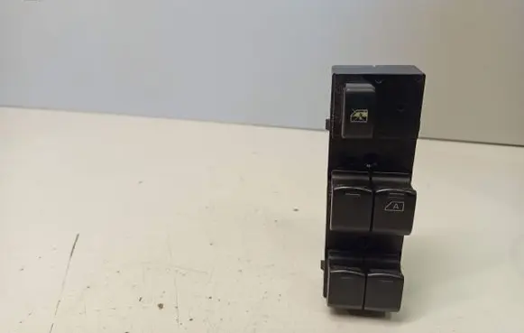 Nissan Qashqai Electric window control switch