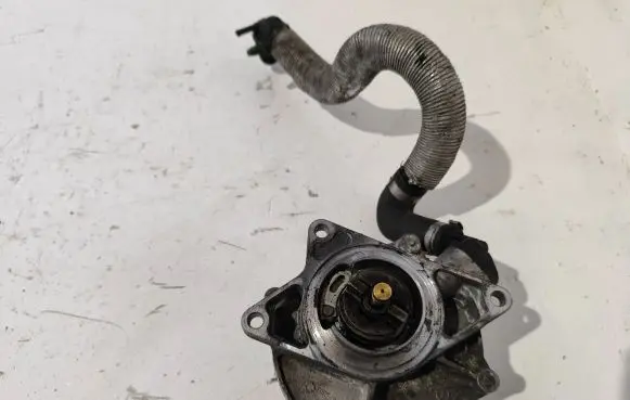 Audi A4 S4 B6 8E 8H Vacuum pump 057145100c