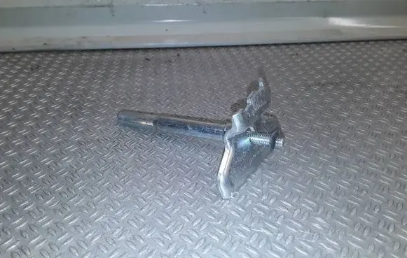 Volkswagen Touareg I Battery bracket 