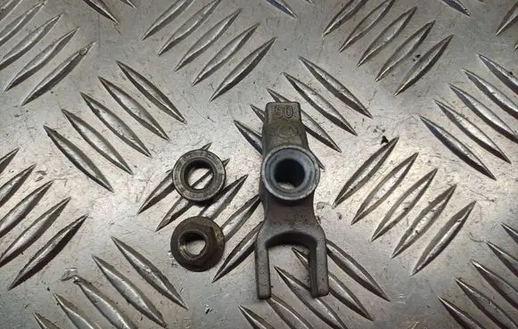 Opel Astra J Fuel Injector clamp holder 
