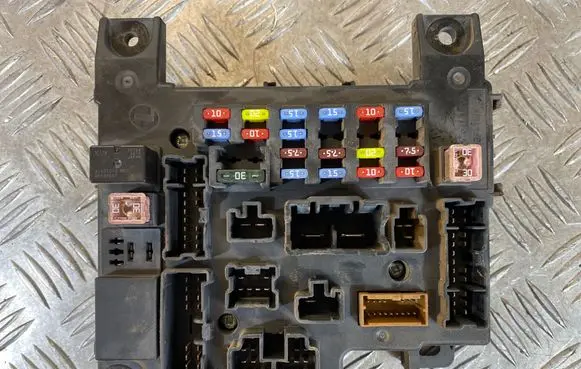 Mitsubishi Outlander Fuse module 8637A318 519087902 L8637001A